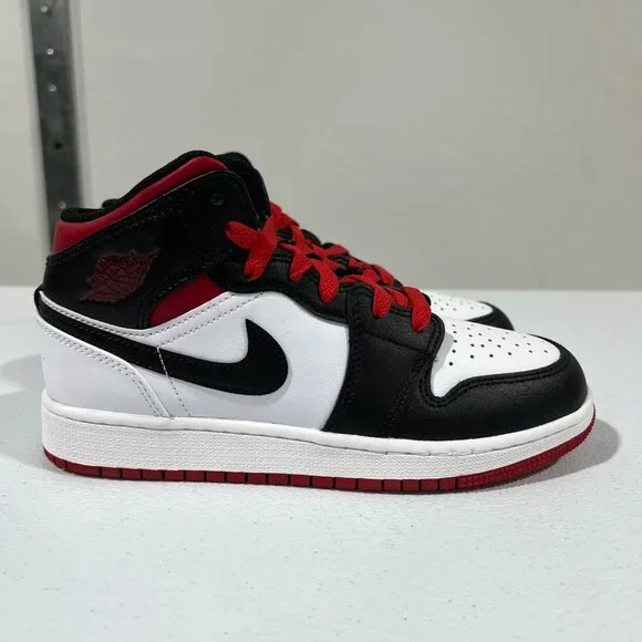 NIB NIKE AIR JORDAN 1 MID SZ 4Y YOUTH